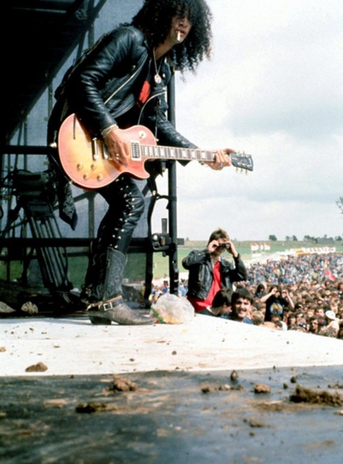 Slash & Fergie - Saul Hudson (född 23 juli, 1965), mer känd under sitt artistnamn Slash, är en brittisk-amerikansk musiker. Han är före detta gitarrist i det amerikans...
