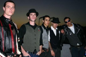 Angel City Outcasts - LA: s nyfunna punk hjältar, Angel City utstötta har på kort tid, bildat en stiftelse för sin egen distinkta musikaliska stil, som kombinerar brådskand...