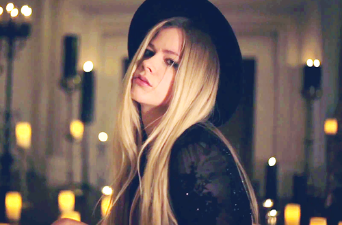 Avril Lavigne - Avril Lavigne föddes i Kanada den 27 september, 1984. Hon tillbringade större delen av sitt liv att växa upp i den lilla staden Napanee, Ontario, Kana...