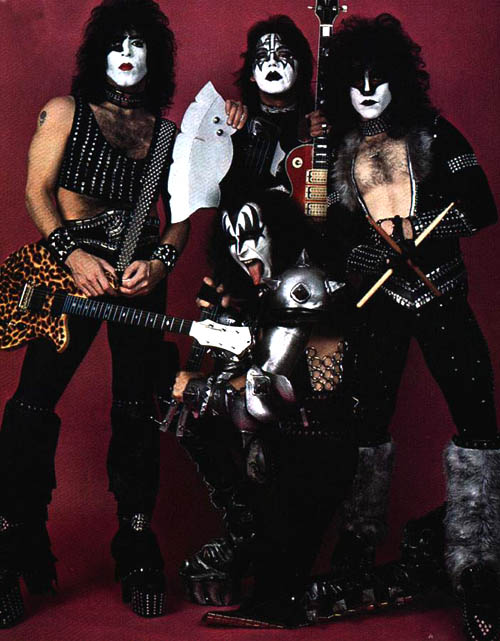 Kiss - Kiss är en amerikansk hårdrocksband som bildades i New York 1973. Gruppen har framträtt och spelat kontinuerligt sedan bildandet. KISS har sålt över 1...