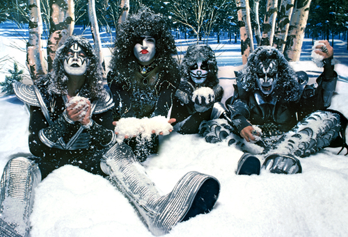 Kiss - Kiss är en amerikansk hårdrocksband som bildades i New York City, USA 1973. Gruppen har framträtt och spelat kontinuerligt sedan bildandet. KISS har s...