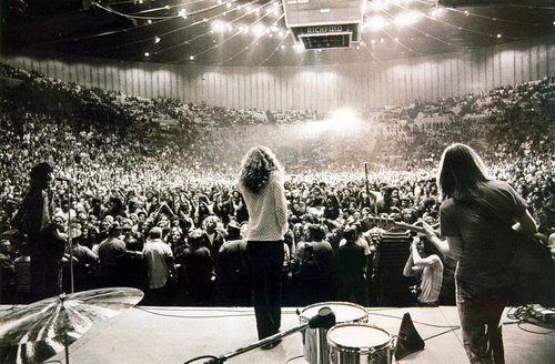 Led Zeppelin - Led Zeppelin var ett engelskt rockband bildat 1968 av gitarristen Jimmy Page under namnet