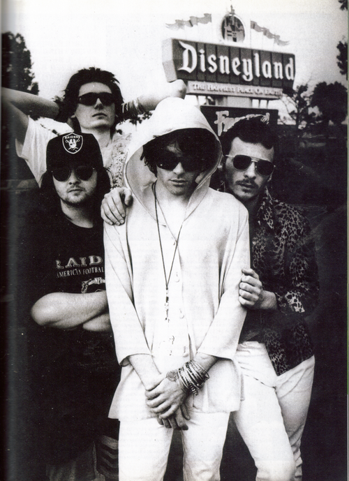 Manic Street Preachers - Manic Street Preachers är ett alternativ rockband från Blackwood, Wales, bildat 1986. Den kallas ofta
