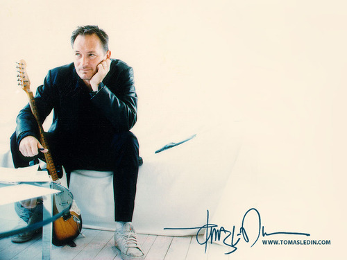 Tomas Ledin - Tomas Ledin (född 25 februari 1952 i Rtan, Sverige) är ett svenskt sångare, låtskrivare, gitarrist och producent. Han växte upp i staden Sandviken. Le...